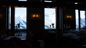 黄昏ゆくゴルナー氷河が、レストランから見える