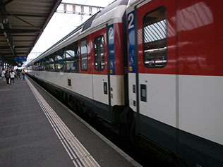 スイスの鉄道網はアメリカに比べて整備されている。